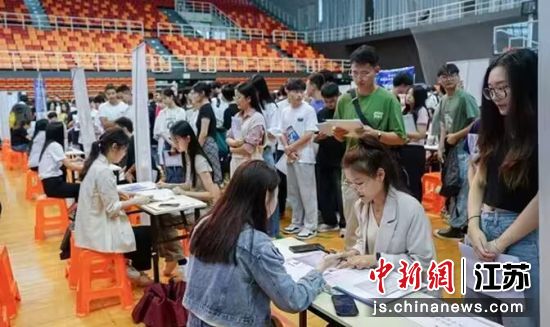 学生和用工单位相关人员进行交流 雷竞技raybat竞猜供图 学生和用工单位相关人员进行交流 雷竞技raybat竞猜供图