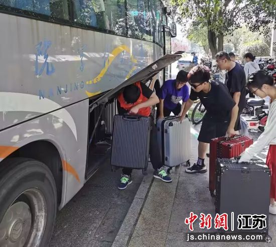 志愿者帮助新生搬运行李 雷竞技raybat竞猜供图