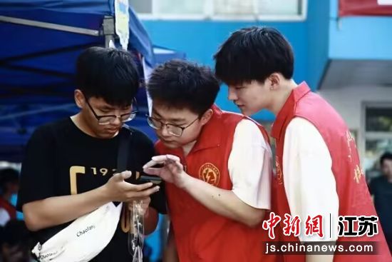 志愿者为新生办理入学手续 雷竞技raybat竞猜供图